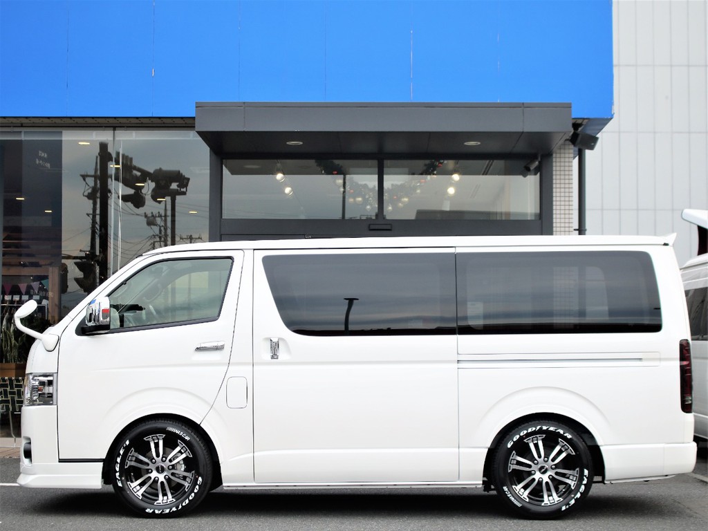 両側パワースライドアとなっておりますので、お子様の乗車や荷物を持ちながらの乗り降りも楽々です！