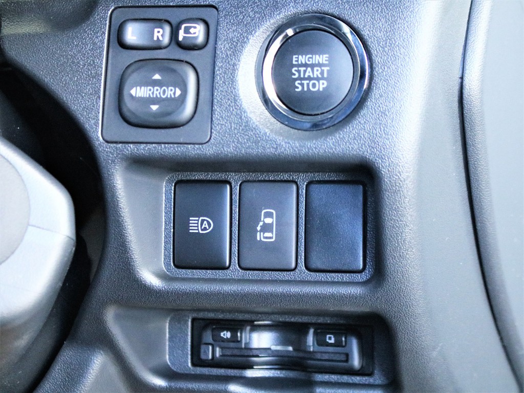 運転席操作部のアップです！スマートキーにより煩わしい鍵の出し入れも無くなり、更に扱い易さが向上しております！