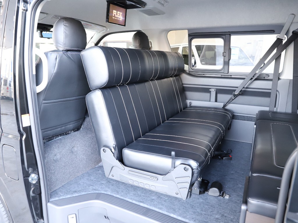 セカンドシートは逆向き可能でリビングモードにできます☆