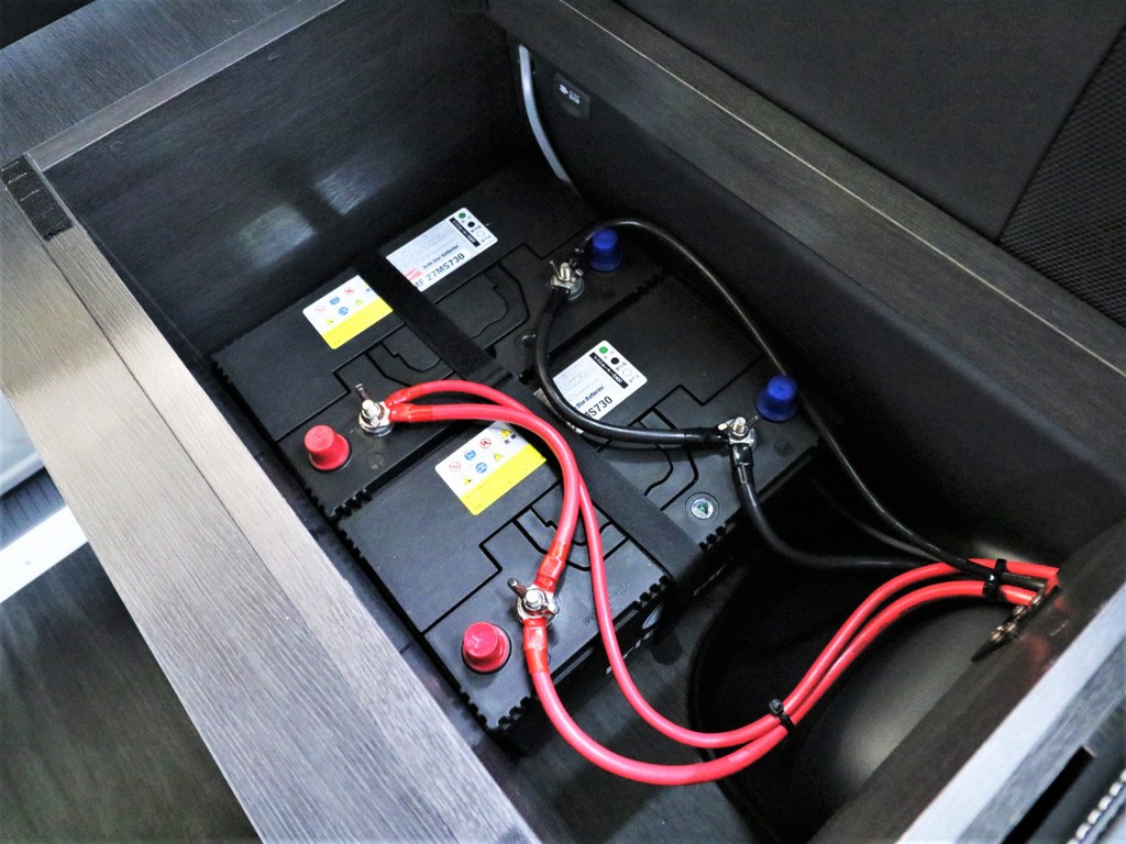 サブバッテリー１０５Ａ２台搭載！