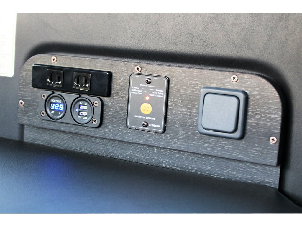 サブバッテリーコントローラー・デジタル電圧計・ＵＳＢ電源・１００Ｖコンセントソケット・メインスイッチ搭載！！