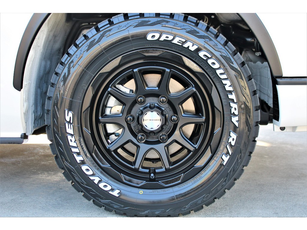 足元にはＷｅｄｓ ＭＵＤＶＡＮＣＥ １６インチＡＷにＴＯＹＯオープンカントリーＲ／Ｔタイヤをチョイス！！