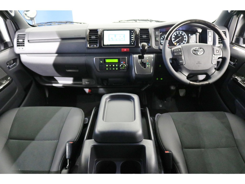 高級感溢れるコックピットで運転も楽しくなりますね！