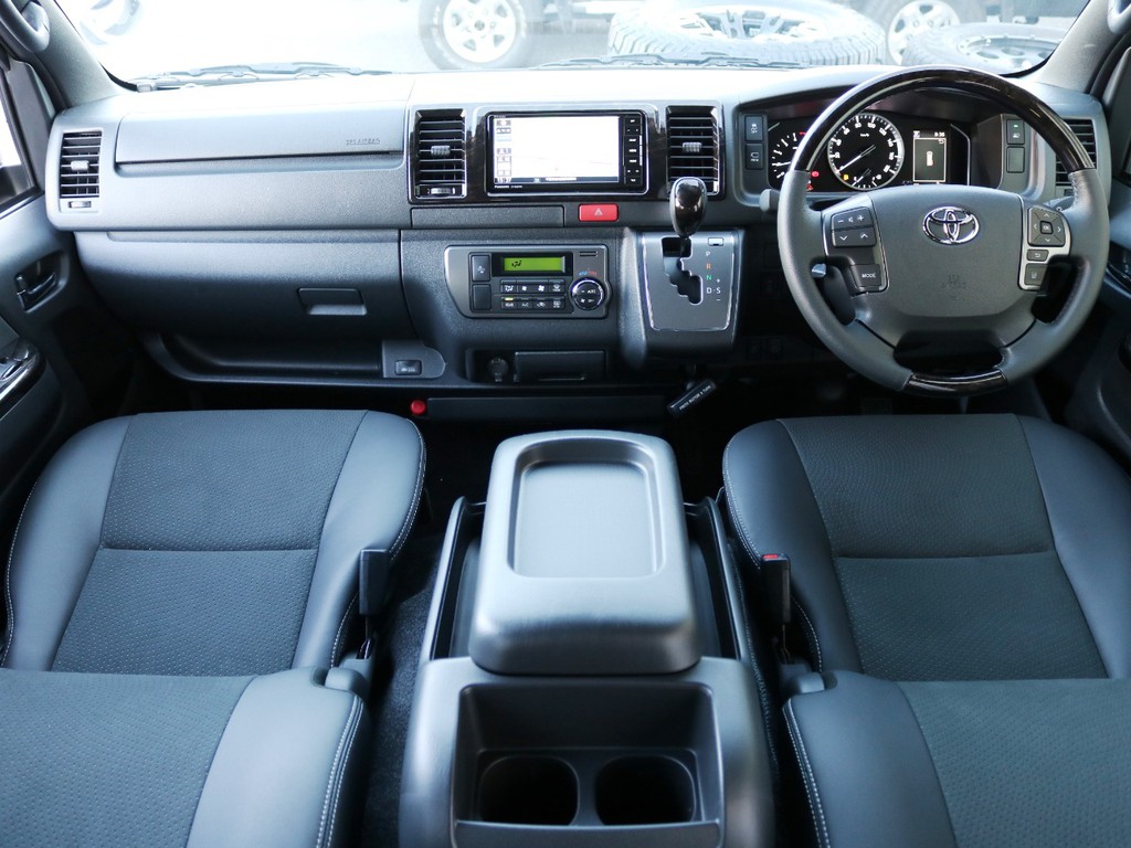 ライトカスタムを施した新車ハイエースバンが入庫いたしました♪
