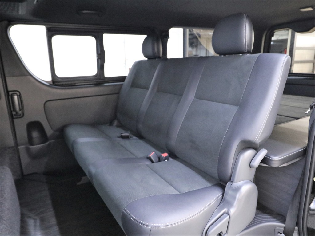 セカンドシートも特別仕様車専用ハーフレザーシートとなっております！