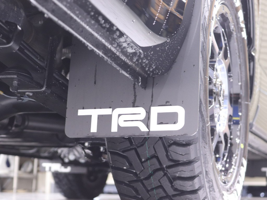 ＴＲＤマッドフラップをインストール！