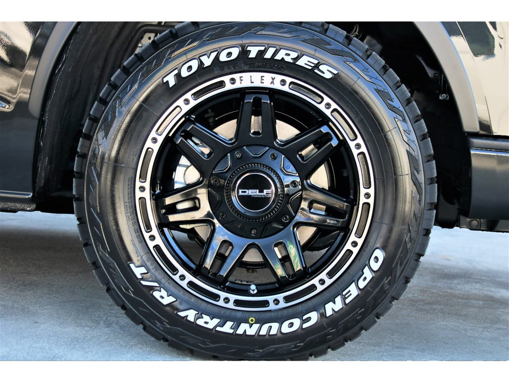 足元にはブラックデザインがかっこいいＤＥＬＦ０４ １６インチＡＷにＴＯＹＯオープンカントリーＲ／Ｔヤイヤをチョイス！！