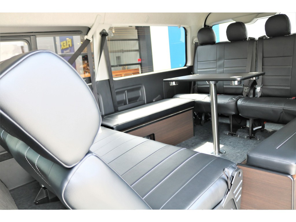 純正シートを３人掛けベンチシートに換装！！対座にしてリビングスタイルにチェンジ！