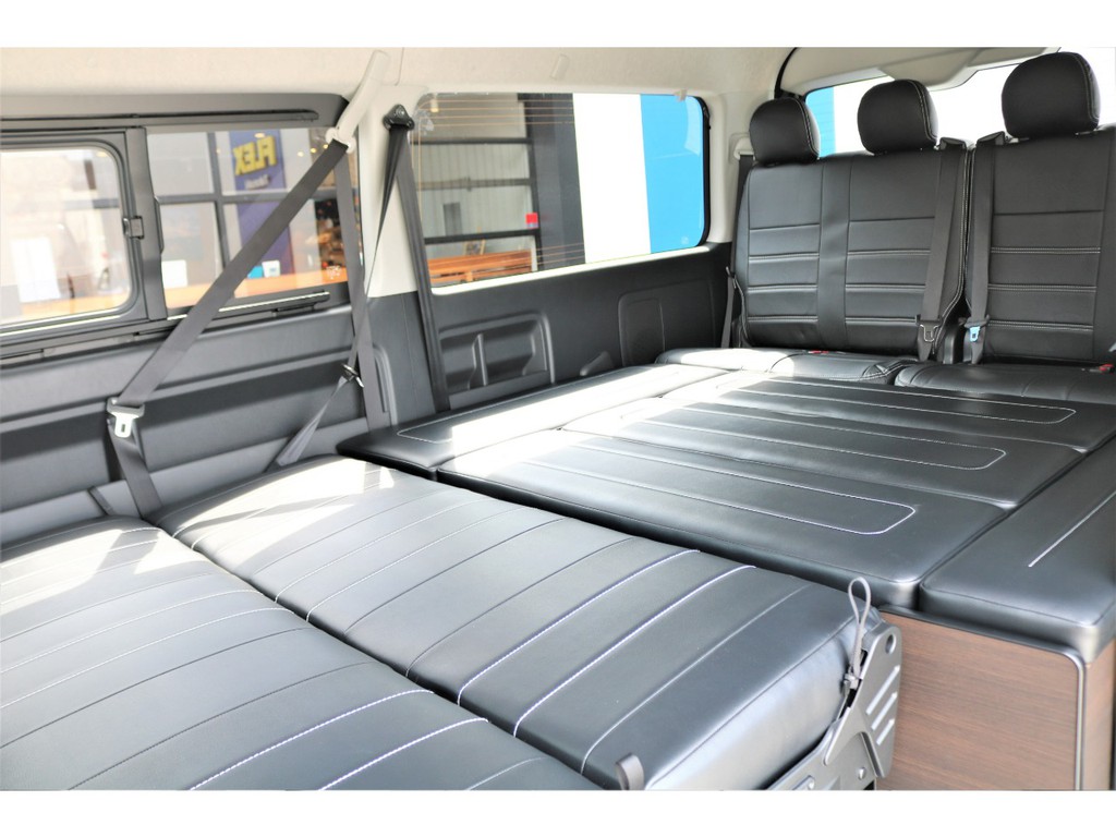 ベンチシートをフラットにすれば広大なベッドスペースになります！！