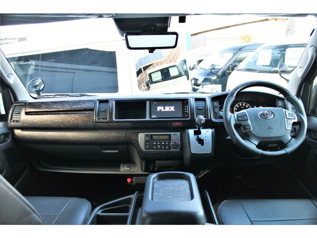 オリジナル艶消マホガニー黒木目インテリアパネルセット搭載された高級感ある内装！！