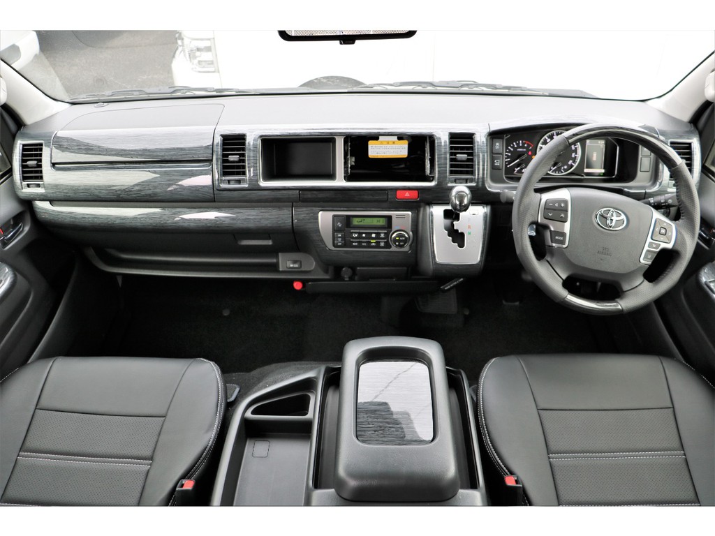 広々としたコックピット！見晴らしも良く長距離運転をしても疲れませんよ！