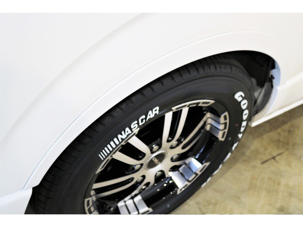 オリジナルオーバーフェンダー付き！通常より25ミリ低く見えちゃう優れものです♪