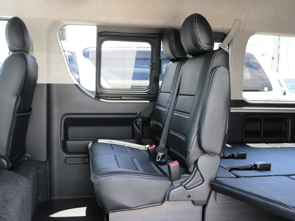 ２列目は２人掛けベンチシートタイプ！