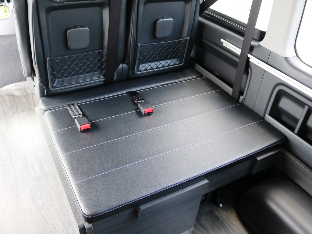 ３列目は後ろ向き２名定員！