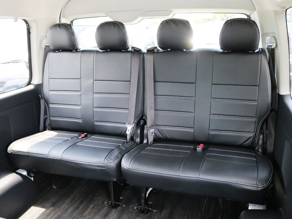 ４列目は２人掛けシート×２脚！