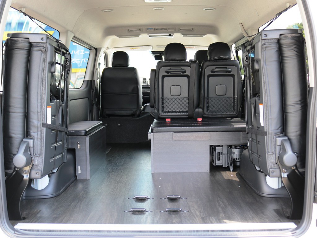４列目シートは片側ずつの跳ね上げ収納が可能です！４列目両側・ベッドマットを片付ければ広々ラゲージスペースに♪