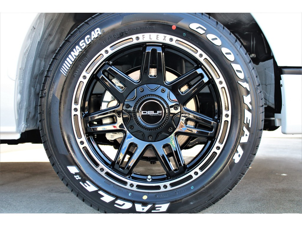 足元にはオリジナルＤＥＬＦ０４１７インチＡＷにナスカーホワイトレタータイヤをチョイス！！