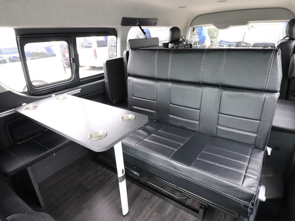 ドリンクホルダー付きテーブルもカスタムされております！