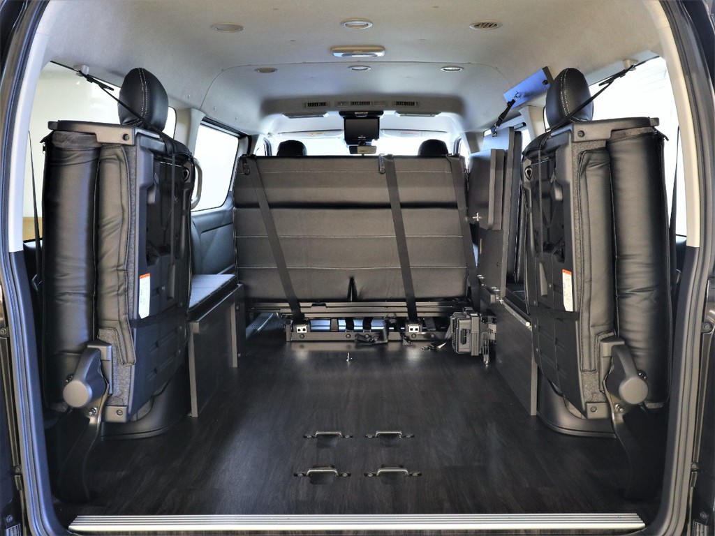 ４列目シートを跳ね上げることで収納スペースを確保出来ます！