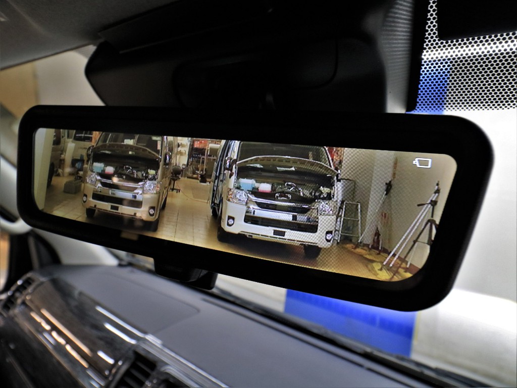 デジタルインナーミラー！鏡面式にも切り替え可能です！