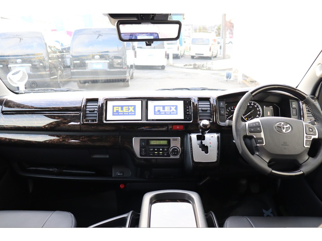 フロントにはメインユニットの脇にサブモニターを装備