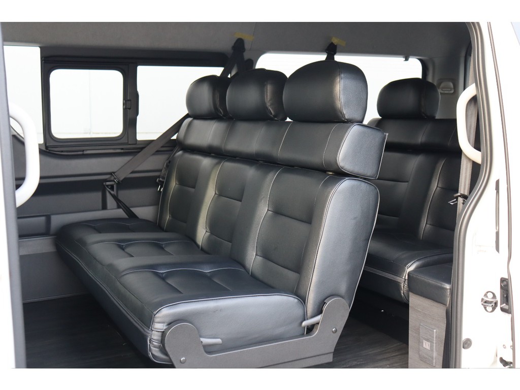 セカンドシートは大型タイプで大人3人がゆったり乗れます♪