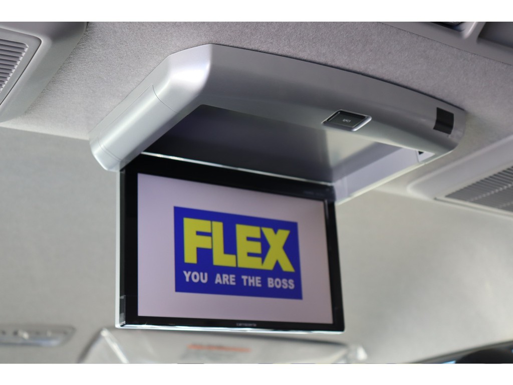 後席用にフリップダウンモニターを装着済み