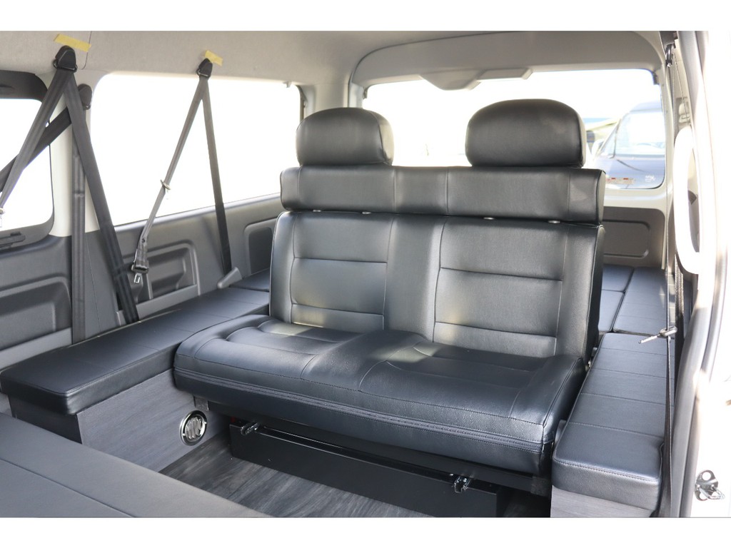 サードシートもゆったり乗れる大型タイプを採用