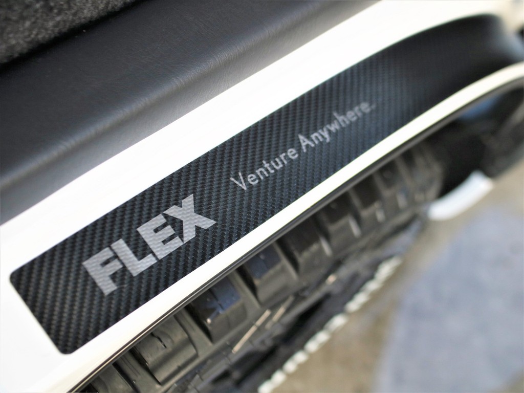 FLEXオリジナルのスカッフガードを装備しております！デザインだけでなく、キズを防ぐことも出来る装備となっております！