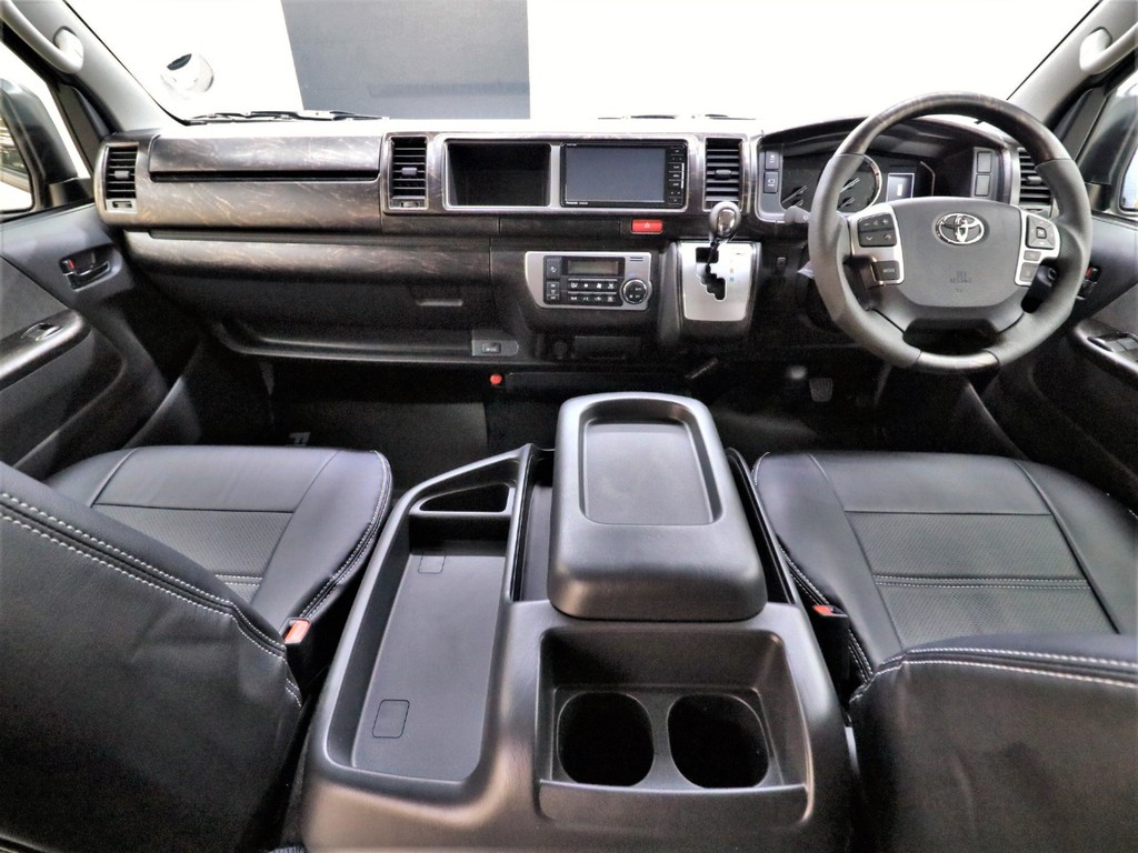 コックピットは高級感溢れる【FLEX艶消しマホガニー調インテリアパネル、コンビハンドル、シフトノブ】装着！