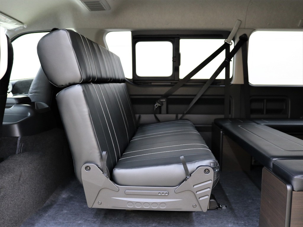 対面式にも対応できる２列目シート！