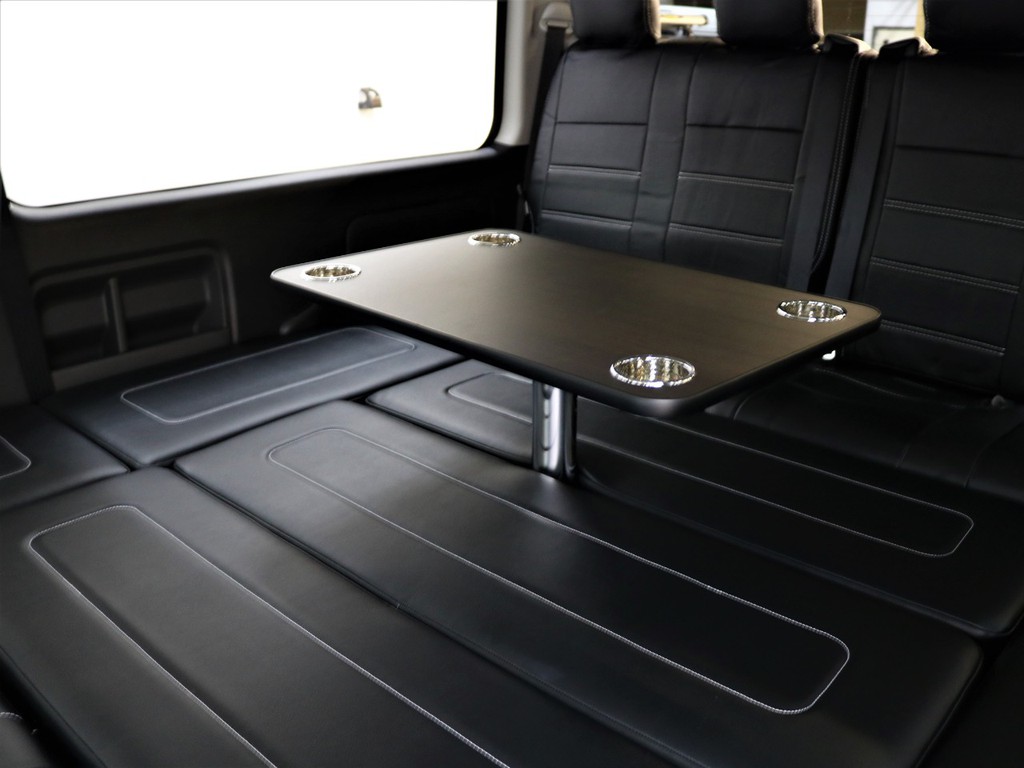 高級感のあるポール式テーブル搭載！