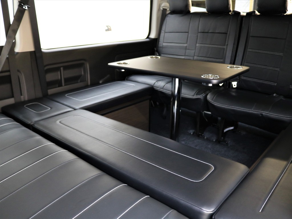 シートは前向き９人・後ろ向き１人の設定となっております！