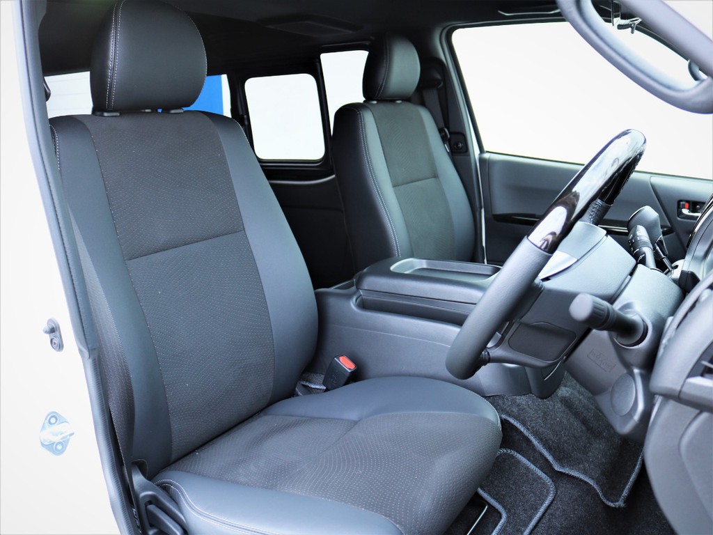 運転席シート、専用ハーフレザーシート！