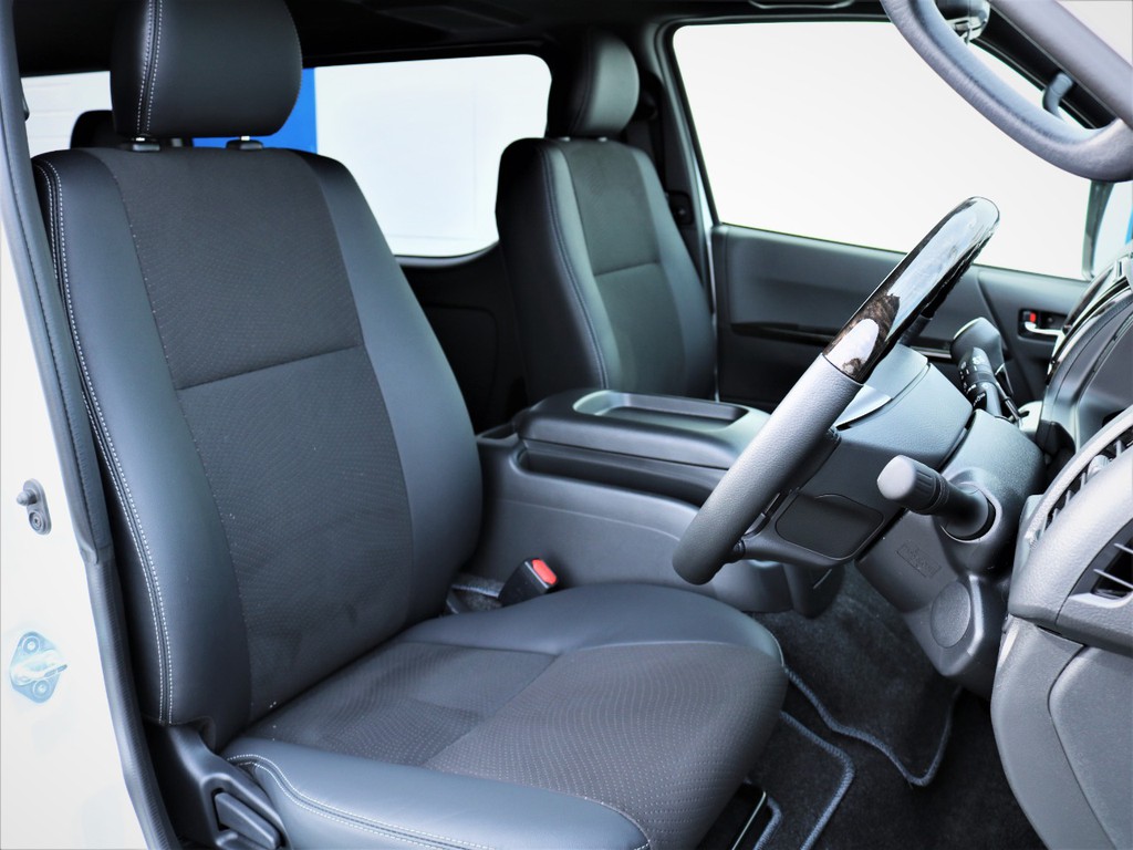 運転席シート、専用ハーフレザーシート！