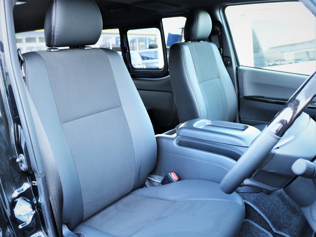 運転席シート、専用ハーフレザーシート！