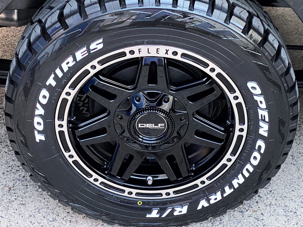 足元にはＦＬＥＸオリジナル Ｄｅｌｆ０４ １７インチアルミにＴＯＹＯオープンカントリーをインストール！！