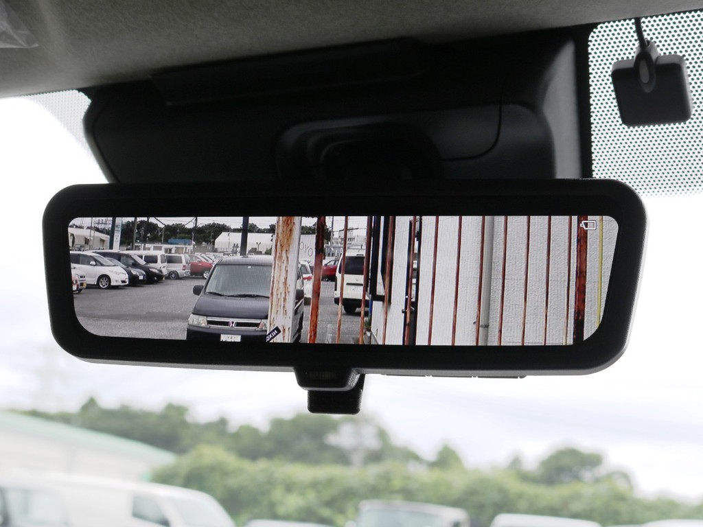 メーカーオプション　デジタルインナーミラー！車両後方の映像を常にミラーに映し出します♪