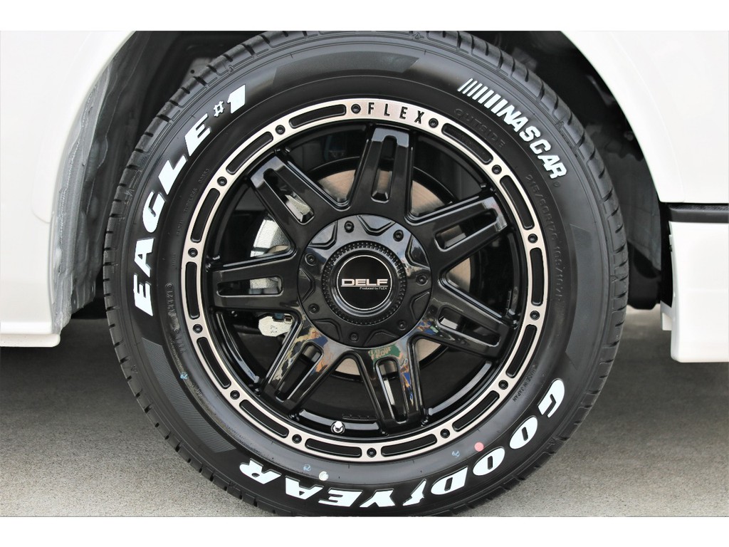 足元にはオリジナルＤＥＬＦ０４ １７インチＡＷにナスカーホワイトレタータイヤをチョイス！！