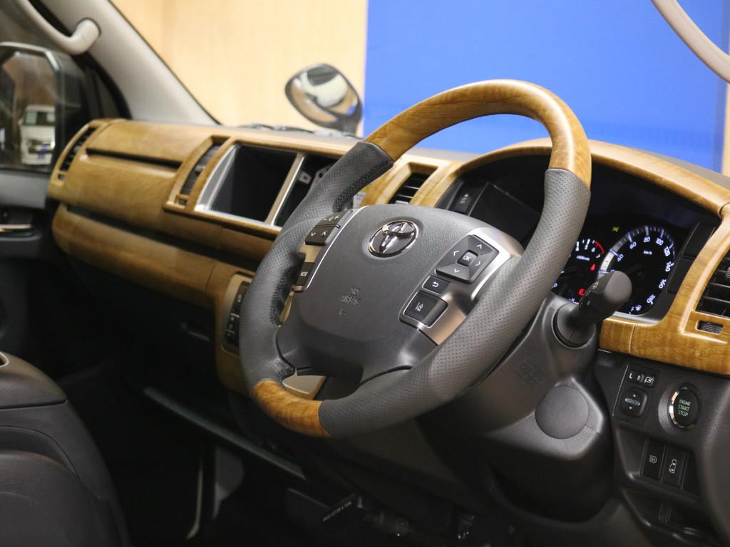 黄木目インテリアパネル採用★オシャレなデザインで車両カラーとの相性OK♪