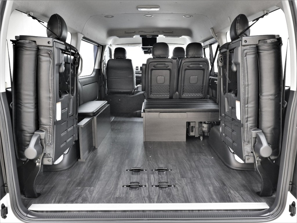 ４列目シート両側跳ね上げることで収納スペースを確保出来ます！