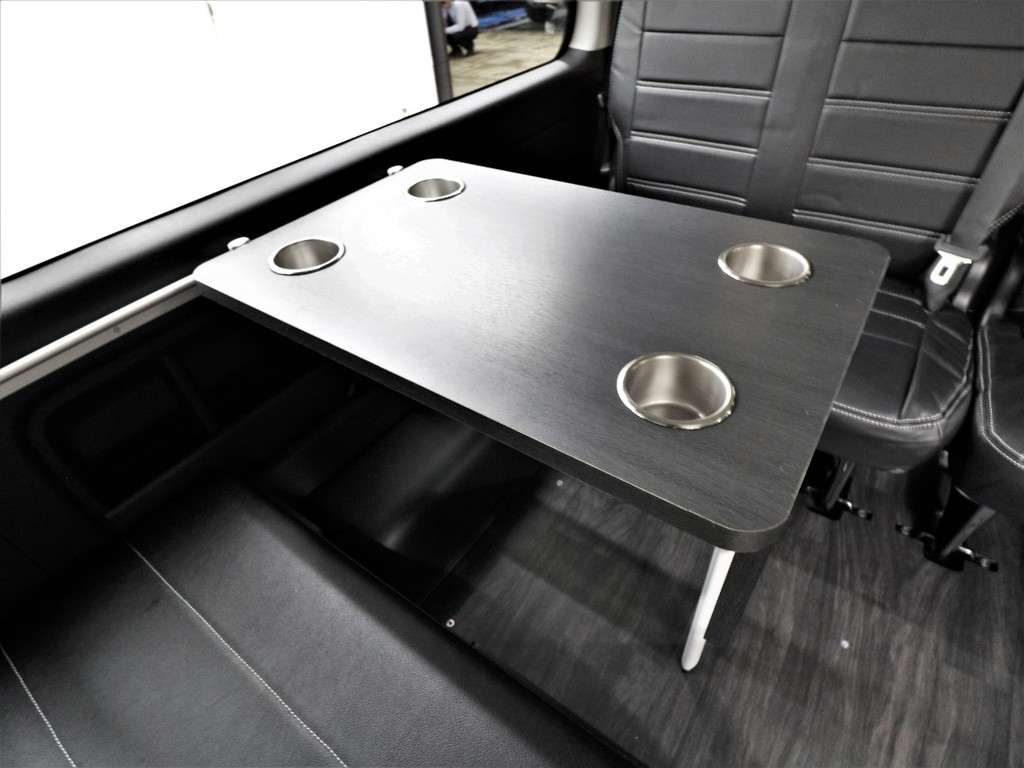 ベッド展開時でもサイドテーブルご利用できます！