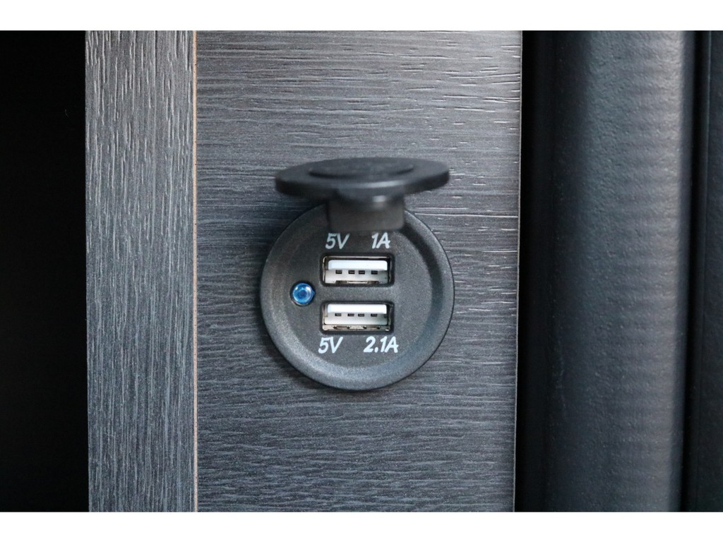 スライドドア側、２列目、３列目の間にもＵＳＢ電源が装備されております！