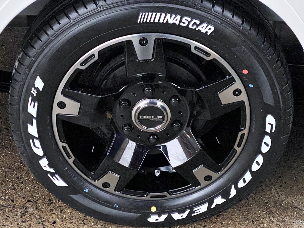 足元にはＦＬＥＸオリジナル Ｄｅｌｆ０３ １７インチアルミにナスカータイヤをインストール！！
