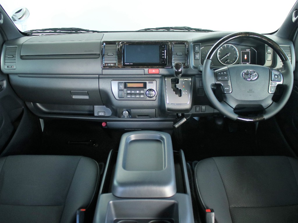 運転席周りにはダークプライムⅡ標準装備のマホガニー調加飾を施しております！