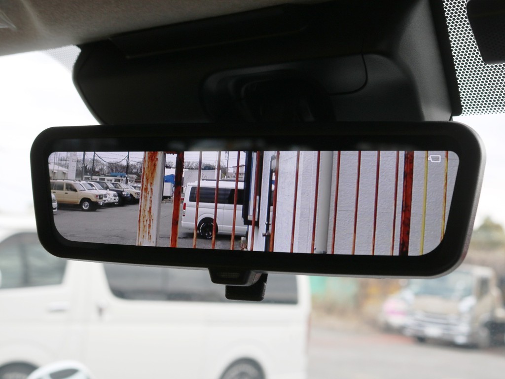 メーカーオプション　デジタルインナーミラー！車両後方の映像を常にミラーに映し出します♪
