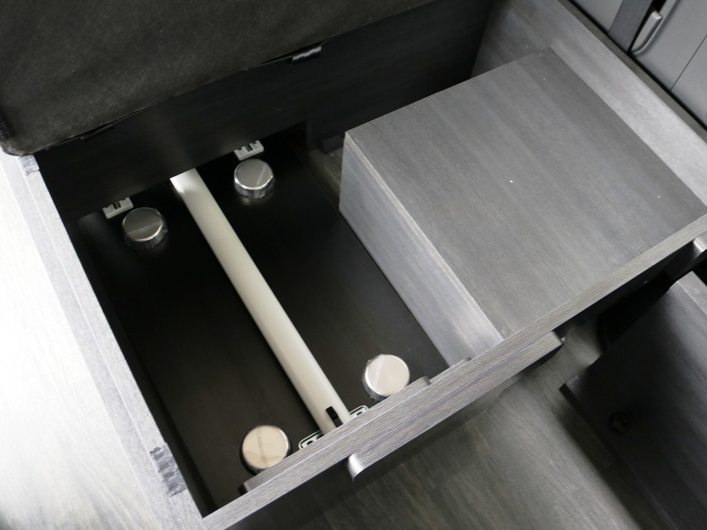 ３列目シート下部の収納スペースには取り外したベッドマットやテーブルの収納が可能です♪