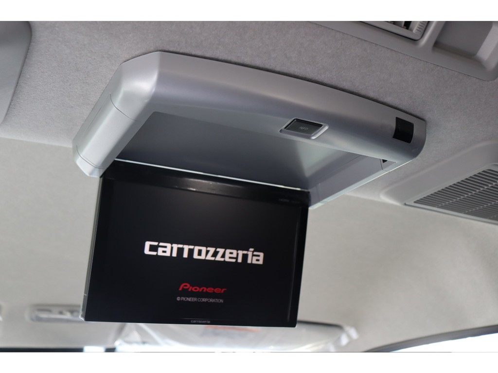 後席にはカロッツェリア10.2インチフリップダウンモニター搭載！