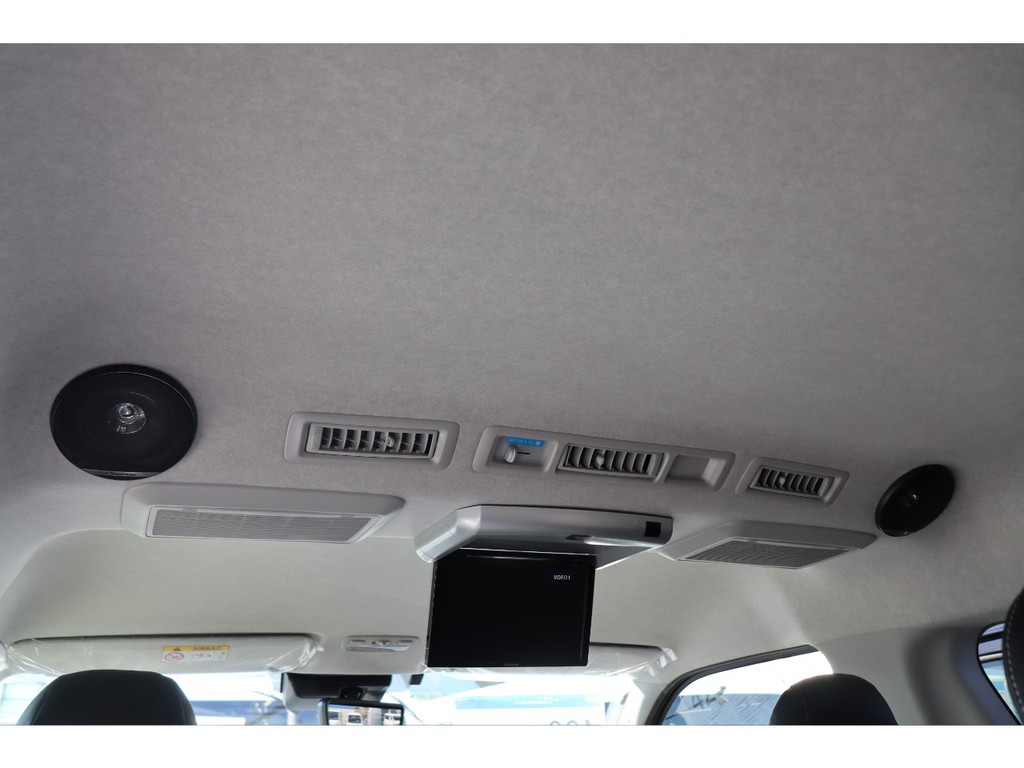 フリップダウンモニター＆ルーフスピーカーは同乗者も楽しいドライブを楽しめます♪