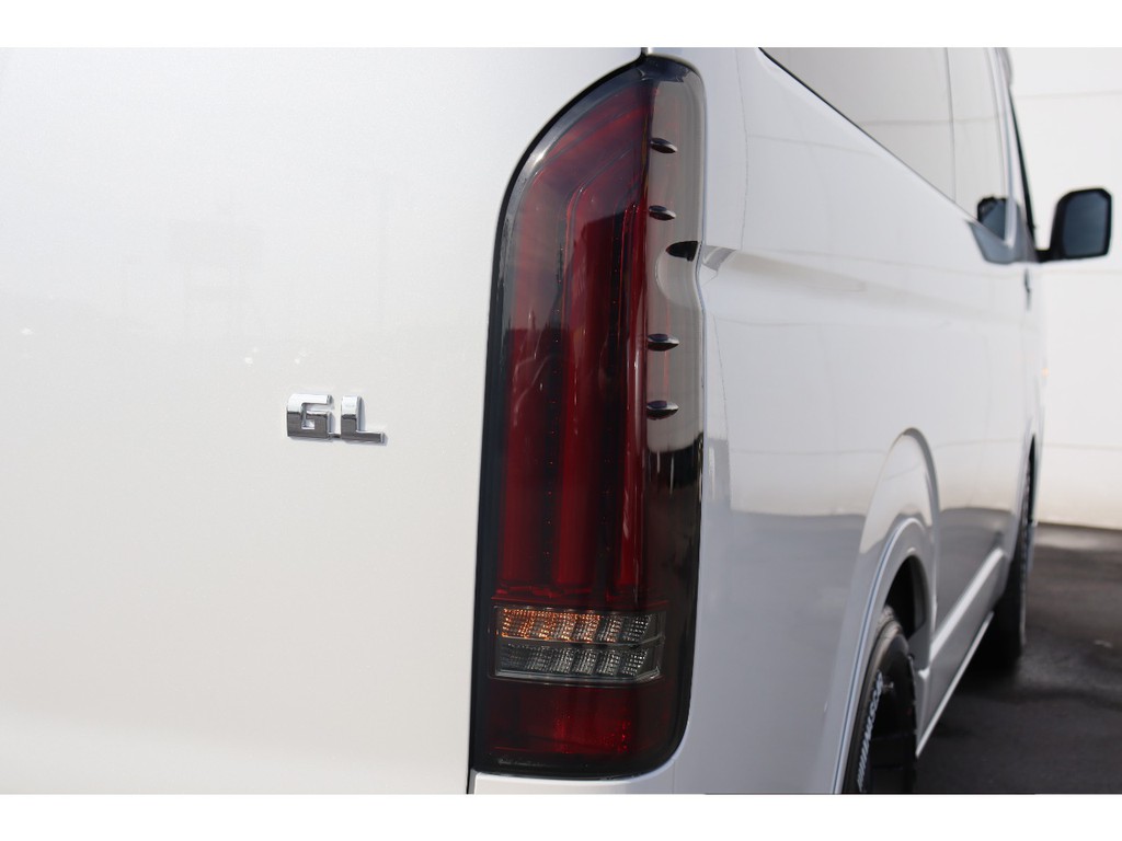 オリジナルのアルティメットLED(流れるウインカー)テールランプ装着！